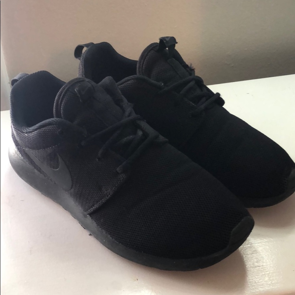 Nike Roshe all black